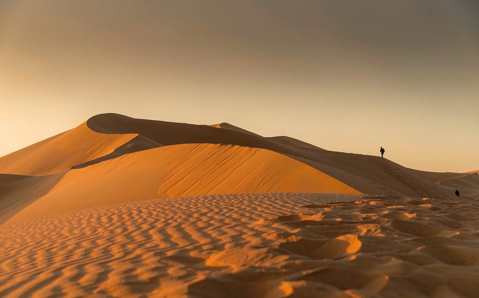 Traveler lost in the desert with the Mini GPS Path Finder